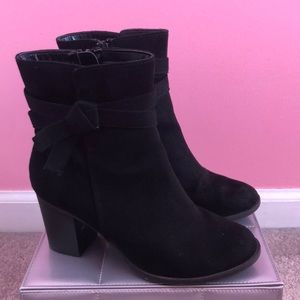 American Eagle low-heeled booties in black. Size 6 1/2